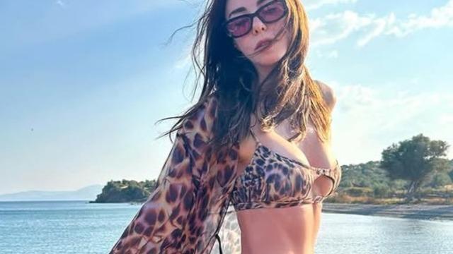 Estetikleri tek tek ifşa edilmişti! Defne Samyeli yaza veda edemedi! Peş peşe bikinili pozlar...