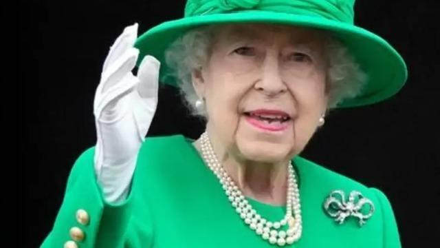 Kraliçe Elizabeth neden hep eldiven takıyordu?