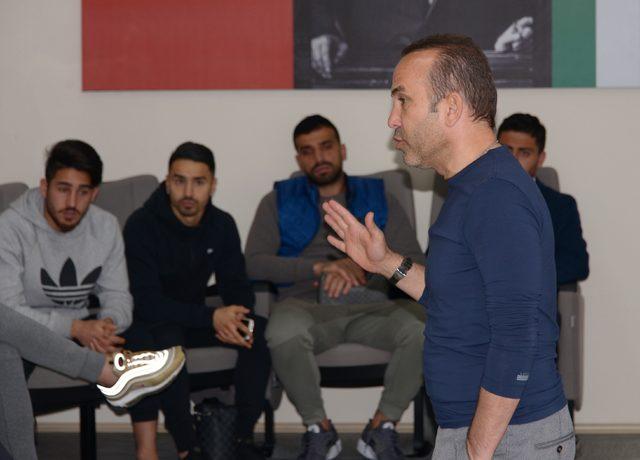 Mehmet Özdilek, futbolcular ve kulüp personeliyle vedalaştı