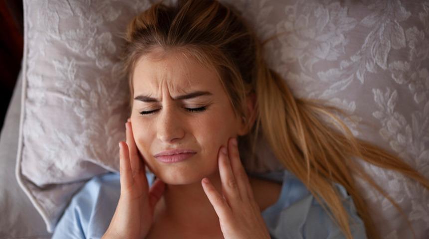 Her baş ve boyun ağrısı migren değildir: Dişlerinizi gıcırdatıyor olabilirsiniz! Uzmanlar uyarıyor: "Ağrı kısır döngü haline gelir" 