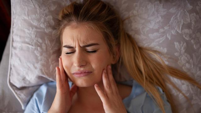 Her baş ve boyun ağrısı migren değildir: Dişlerinizi gıcırdatıyor olabilirsiniz! Uzmanlar uyarıyor: Ağrı kısır döngü haline gelir 