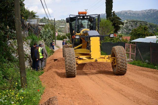 Heyelan olan yola alternatif yol açılıyor