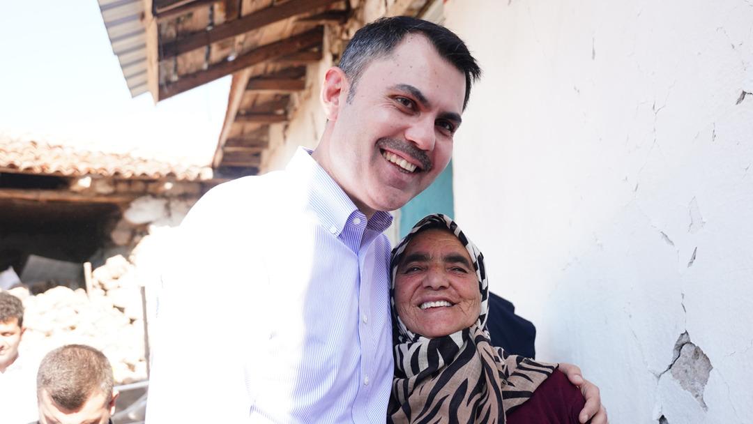 Bakan Kurum da Şerife Teyzeye:  Artık üzülme tamam mı?  Yeni evlerinin temelini birlikte attılar 3