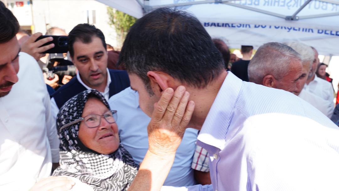 Bakan Kurum da Şerife Teyzeye:  Artık üzülme tamam mı?  Yeni evlerinin temelini birlikte attılar 4