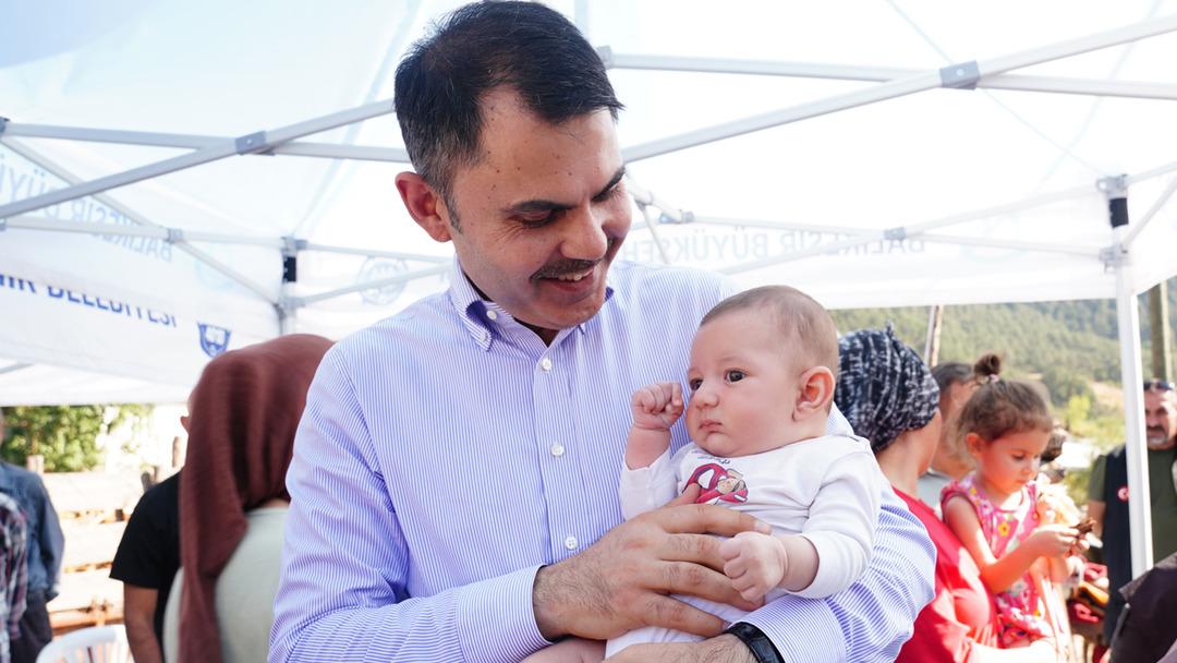 Bakan Kurum da Şerife Teyzeye:  Artık üzülme tamam mı?  Yeni evlerinin temelini birlikte attılar 1