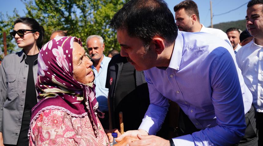 Bakan Kurum'da Şerife Teyzeye: 'Artık üzülme tamam mı?' Yeni evlerinin temelini birlikte attılar