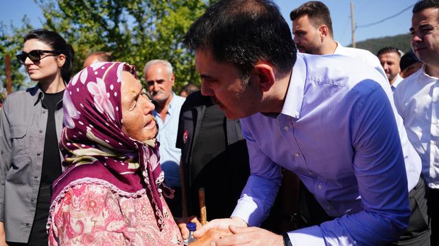 Bakan Kurum'da Şerife Teyzeye: 'Artık üzülme tamam mı?' Yeni evlerinin temelini birlikte attılar