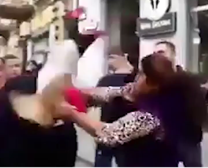 Bu nasıl anne? Yaptığını görenler gözlerine inanamadı G2