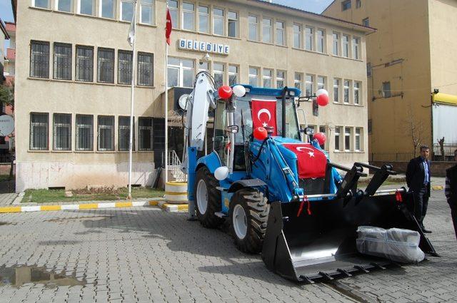 Çevre ve Şehircilik Bakanlığından Güroymak’a kepçe