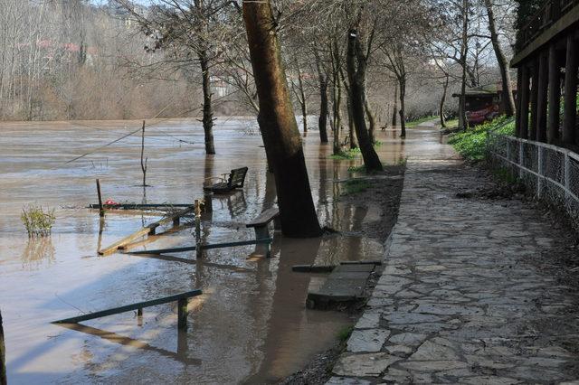 Bartın Irmağı 5 metre yükseldi, yollar su altında kaldı