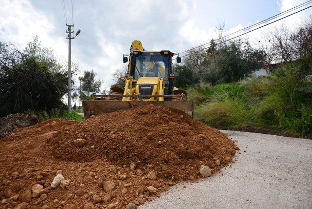 Çöken karayoluna alternatif yol açılıyor