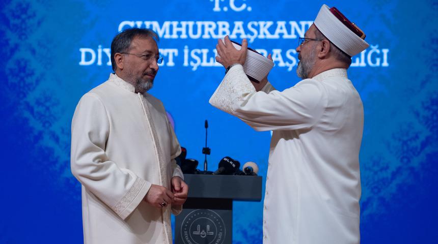 Yeni Diyanet İşleri Başkanı Safi Arpaguş, Ali Erbaş'ın elini öptü! Devir teslim törenine damga vurdu