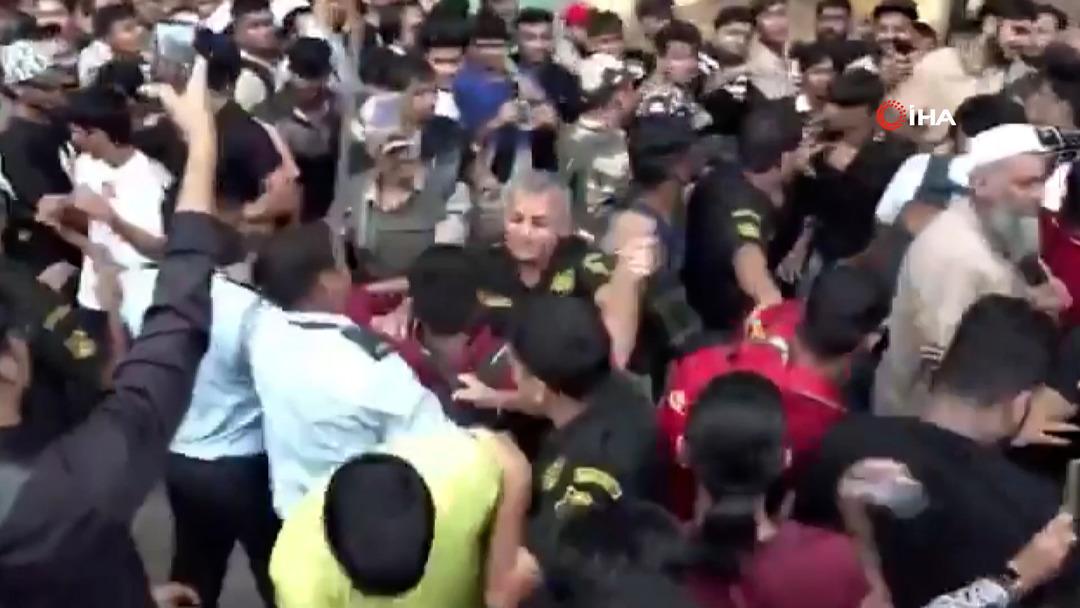 iPhone 17 kuyruğu karıştı! Sıradakiler birbirine girdi, yumruklar havada uçuştu 1