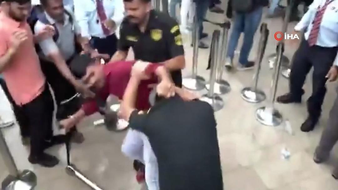 iPhone 17 kuyruğu karıştı! Sıradakiler birbirine girdi, yumruklar havada uçuştu 2