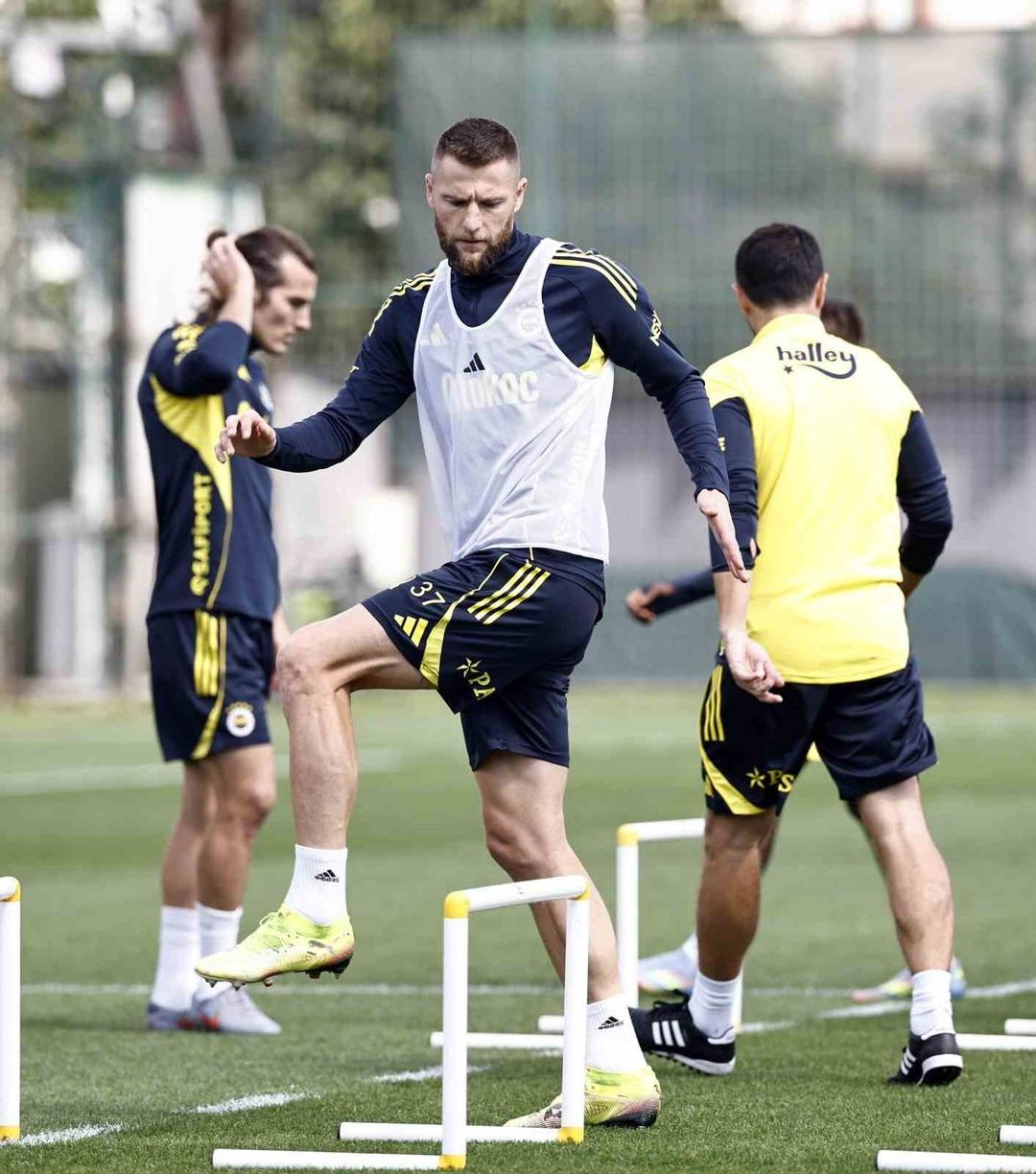 Fenerbahçe Süper Lig de Kasımpaşa ile oynayacağı maç öncesi hazırlıklarını sürdürüyor! 1