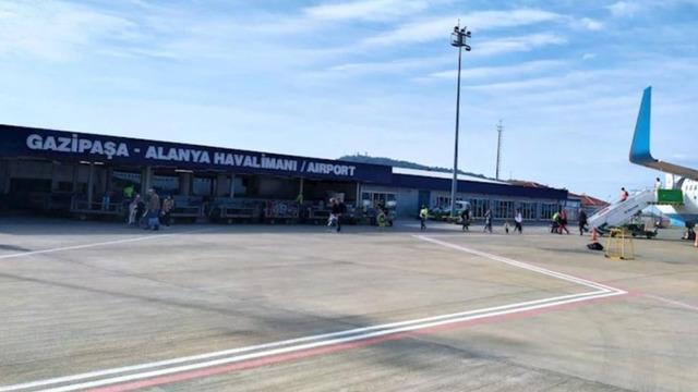 Gazipaşa-Alanya Havalimanı'nda rüzgar nedeniyle bazı uçuşlar iptal edildi