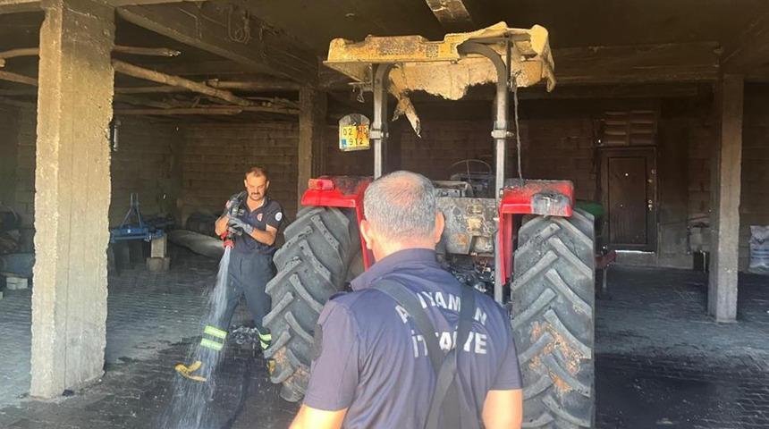 Depodaki traktör alev aldı