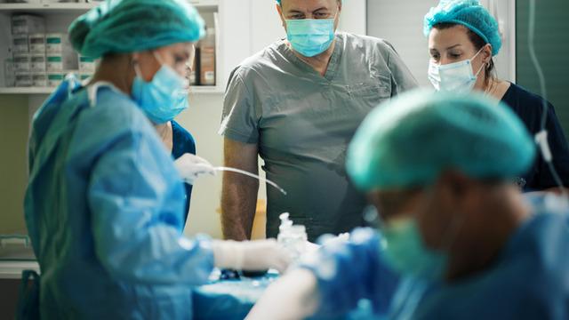 Ağrı şikayetiyle giden genç doktorları şaşkına uğrattı! Midesinden bakın ne çıktı