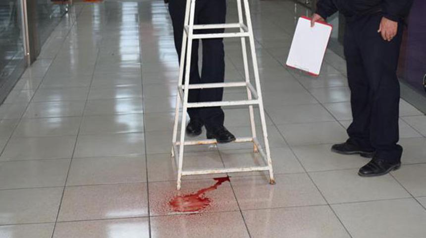 Tavandan damlayan kırmızı renkli sıvı polisi alarma geçirdi