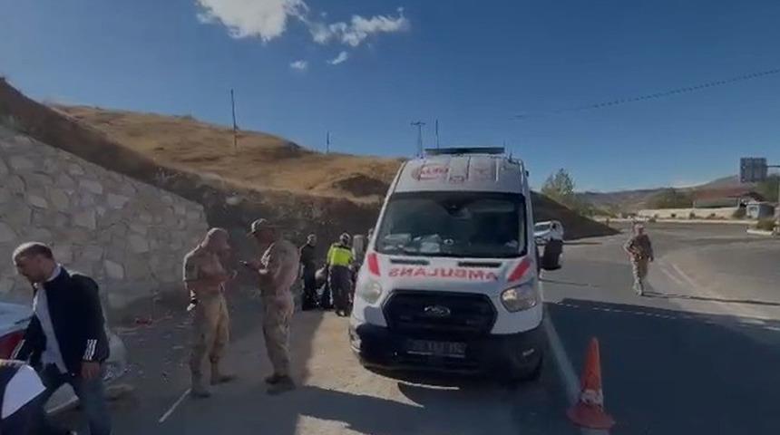 Elazığ'da otomobil durağa daldı: 1'i ağır 6 yaralı