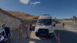 Elazığ'da otomobil durağa daldı: 1'i ağır 6 yaralı