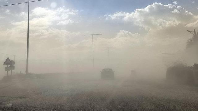 Adilcevaz’da toz bulutu etkili oldu