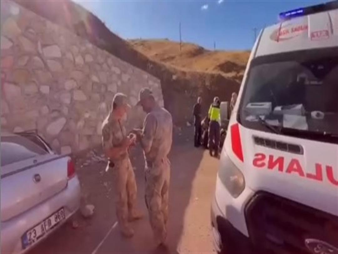 Elazığ da otomobil durağa çarptı: Çok sayıda yaralı var 2