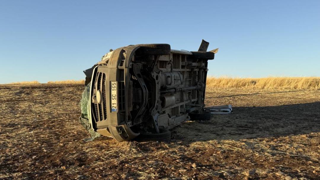 Diyarbakır da öğrenci servisi ile otomobil çarpıştı: 9 yaralı 1