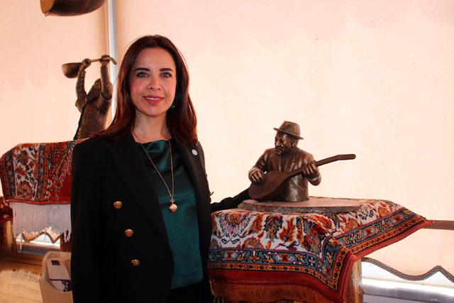 &Ccedil;iğdem &Ouml;zer, dedesi Aşık Veysel in sazını &ccedil;aldı 1