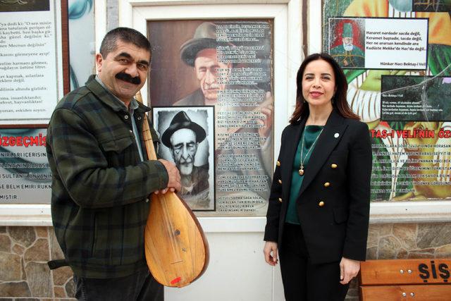 &Ccedil;iğdem &Ouml;zer, dedesi Aşık Veysel in sazını &ccedil;aldı 2