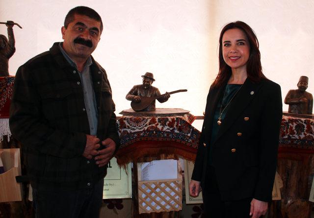 &Ccedil;iğdem &Ouml;zer, dedesi Aşık Veysel in sazını &ccedil;aldı 3