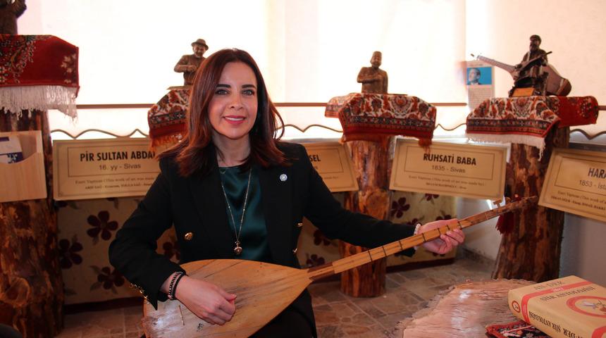 &Ccedil;iğdem &Ouml;zer, dedesi Aşık Veysel'in sazını &ccedil;aldı