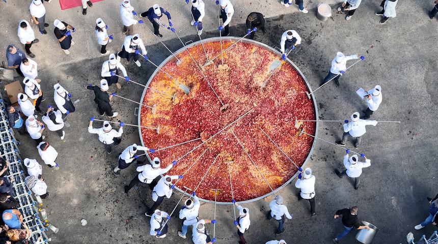 Afyonkarahisar'da 1930 kilo ağırlığındaki sucuklu yumurtayla dünya rekoru kırıldı