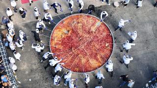 Afyonkarahisar'da 1930 kilo ağırlığındaki sucuklu yumurtayla dünya rekoru kırıldı