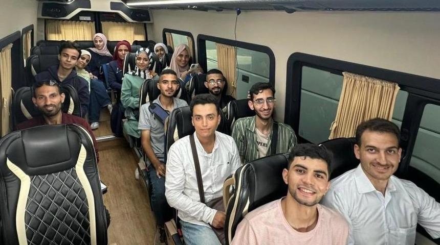 Azerbaycan, burs verdiği 14 Filistinli öğrenciyi Gazze'den tahliye etti