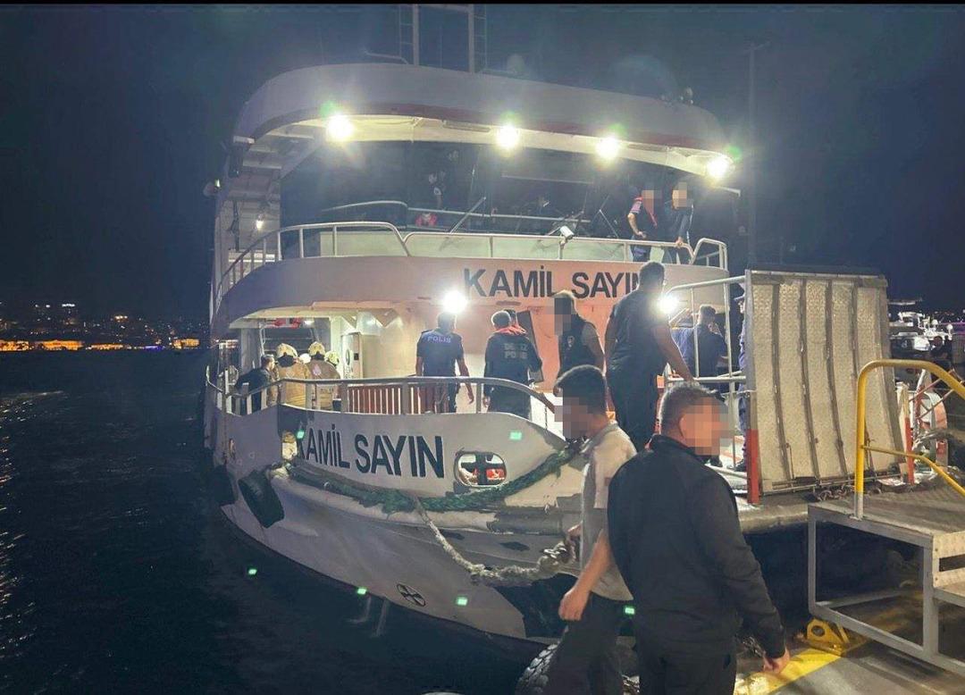 İstanbul Boğazı nda panik anları! Beşiktaş - Üsküdar motoru, kuru yük gemisi ile çarpıştı: 12 yaralı 1