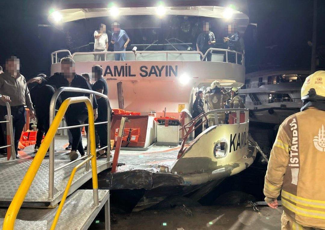 İstanbul Boğazı nda panik anları! Beşiktaş - Üsküdar motoru, kuru yük gemisi ile çarpıştı: 12 yaralı 2