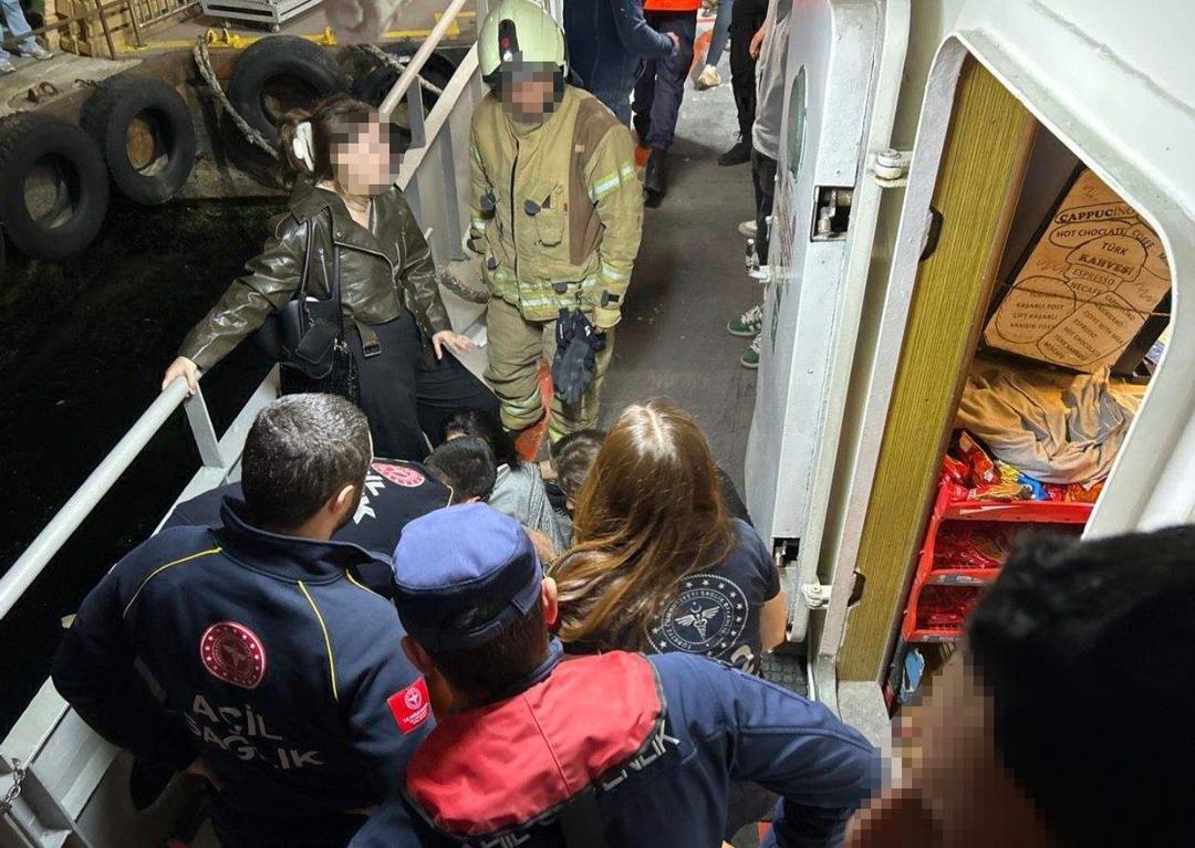 İstanbul Boğazı nda panik anları! Beşiktaş - Üsküdar motoru, kuru yük gemisi ile çarpıştı: 12 yaralı 3