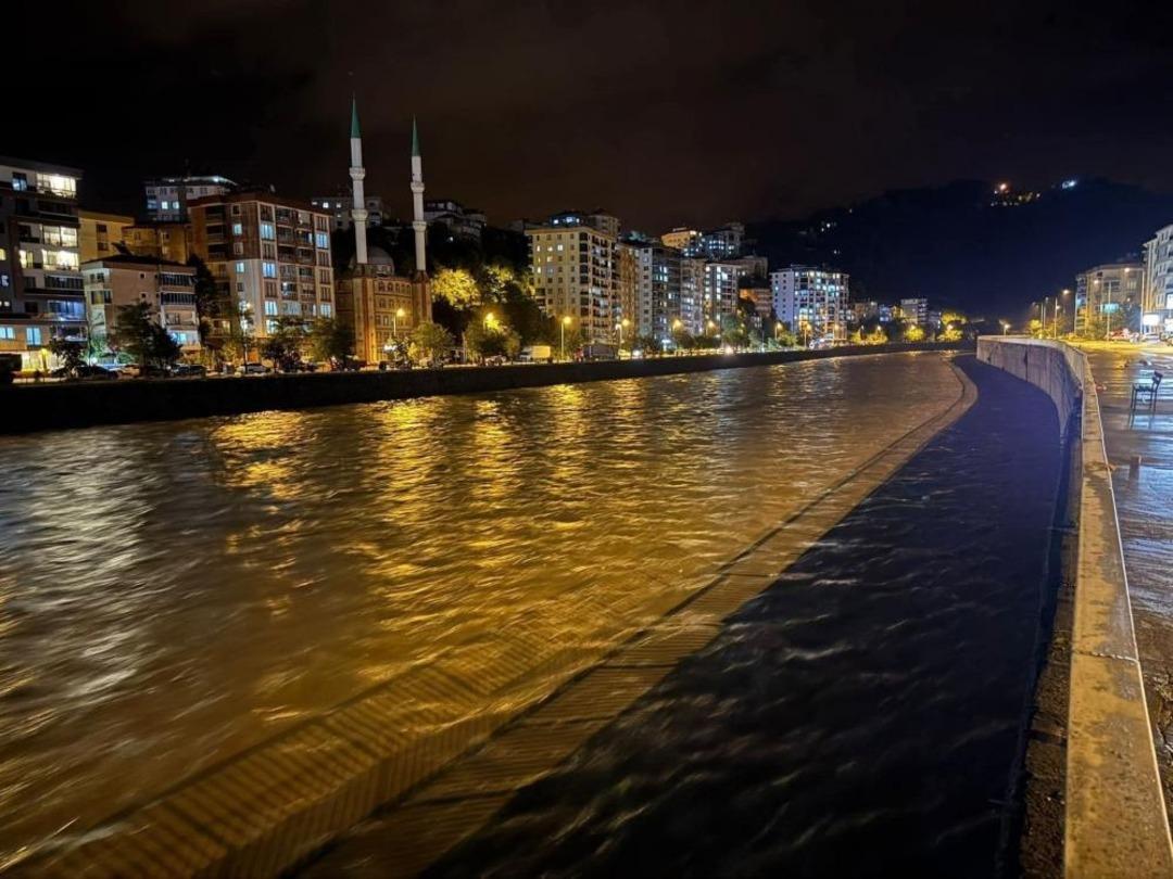 Giresun’da sağanak yağış hayatı olumsuz etkiledi 1