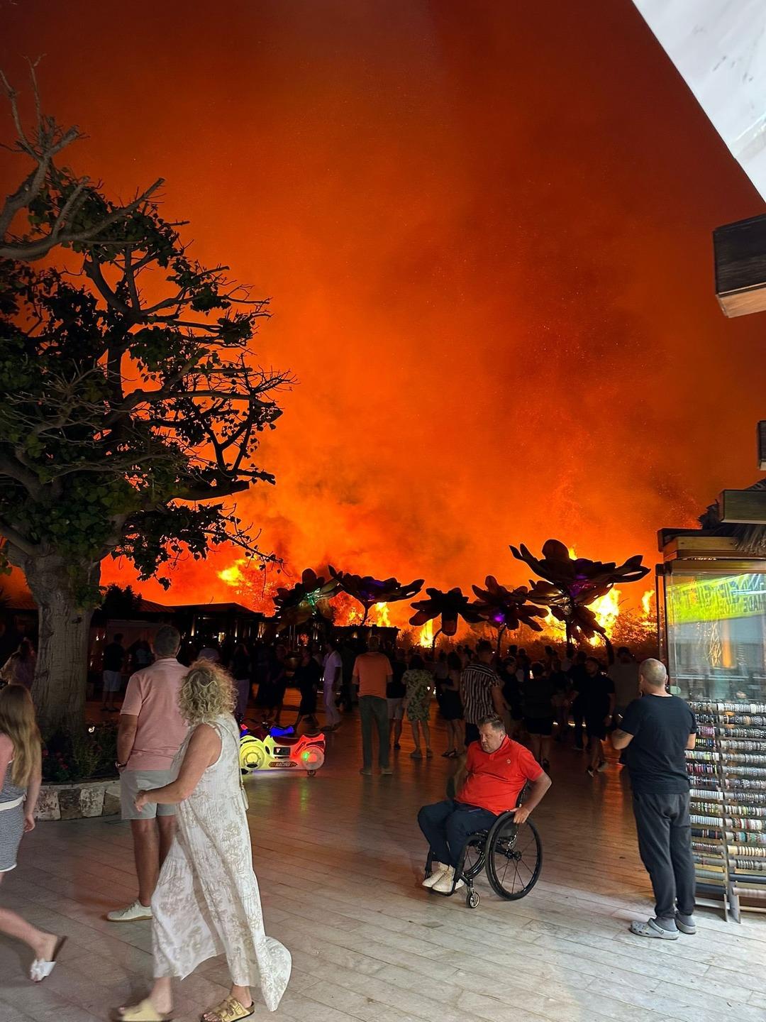 Antalya da orman yangını çıktı! 1 otel tahliye edildi! Hızla müdahale edildi: Antalya Valisi vatandaşları uyardı... 1