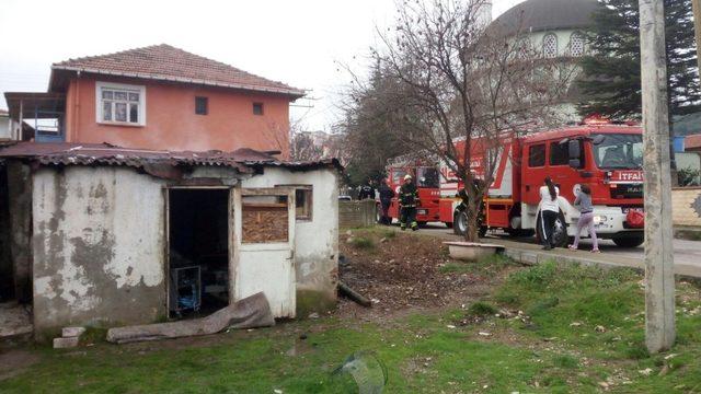 Yaşlı kadının yakmaya çalışırken devrilen sobası barakayı yaktı