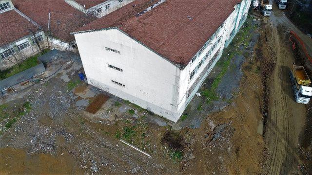 Toprak kayması yaşanan Şişli Endüstri Meslek Lisesi havadan görüntülendi