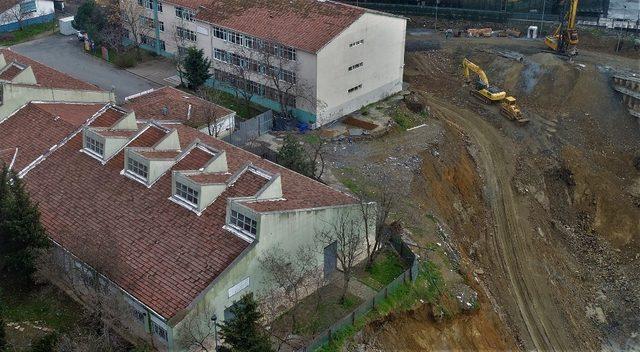 Toprak kayması yaşanan Şişli Endüstri Meslek Lisesi havadan görüntülendi