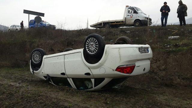 Kontrolden çıkan otomobil tarlaya uçtu: 2 yaralı