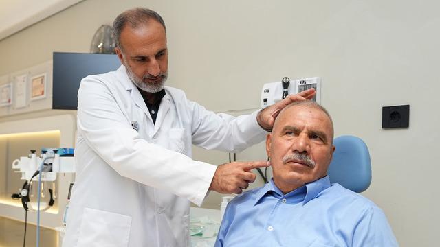 'Önemli değil' dediği tümör hayatını kabusa çevirdi: Yüzündeki şiddetli ağrı yüzünden yemek yiyemez hale geldi: Kulak tümörü kaynaklı çıktı!