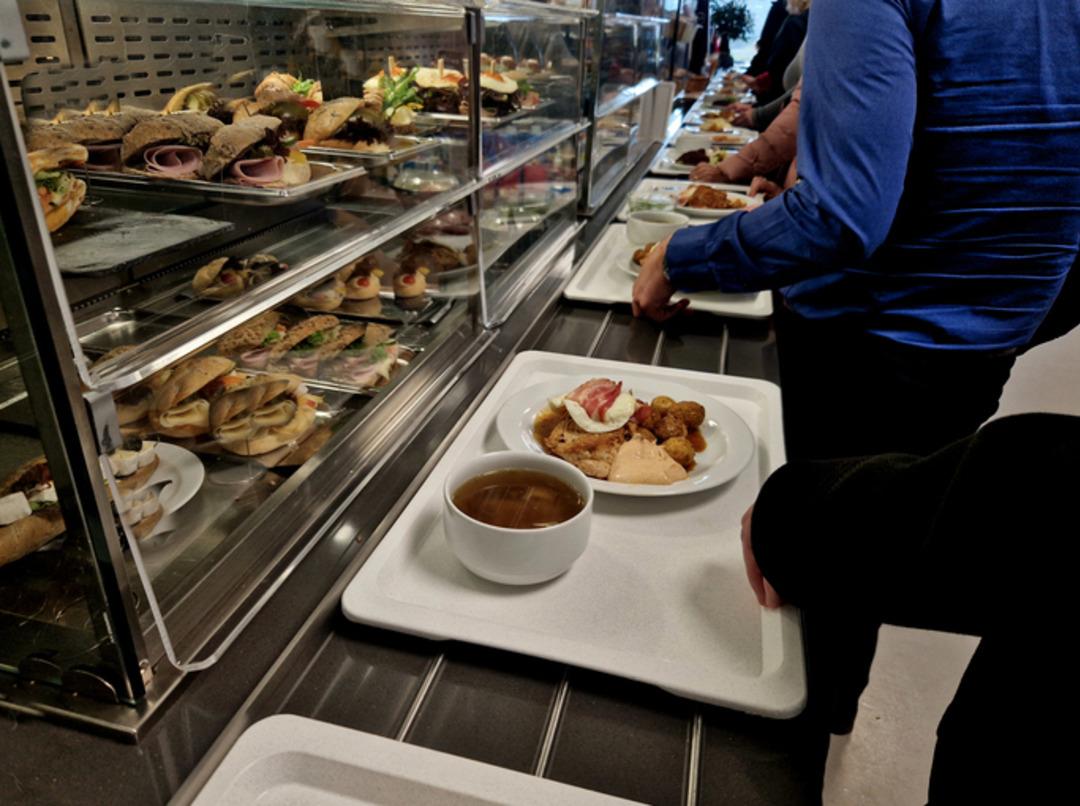 Hükümet ücretsiz yemek veriyordu! 846 öğrenci zehirlendi 2