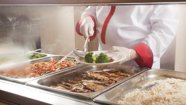 Hükümet ücretsiz yemek veriyordu! 846 öğrenci zehirlendi