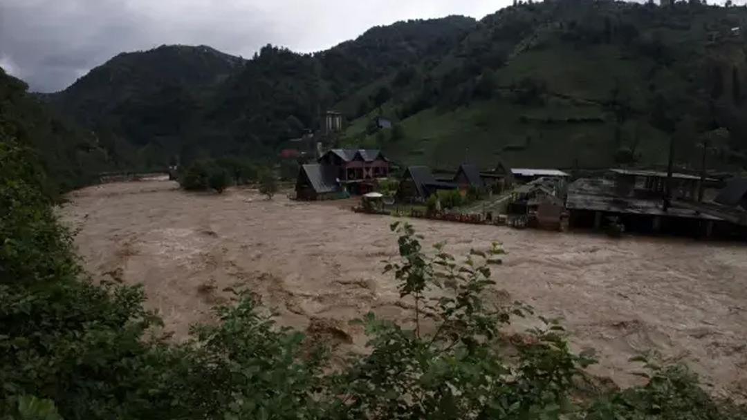 Rize kabusu yaşıyor! Köprü ve yol çöktü, Ayder Yaylası yolu ulaşıma kapandı... Meteoroloji den kritik uyarı 1