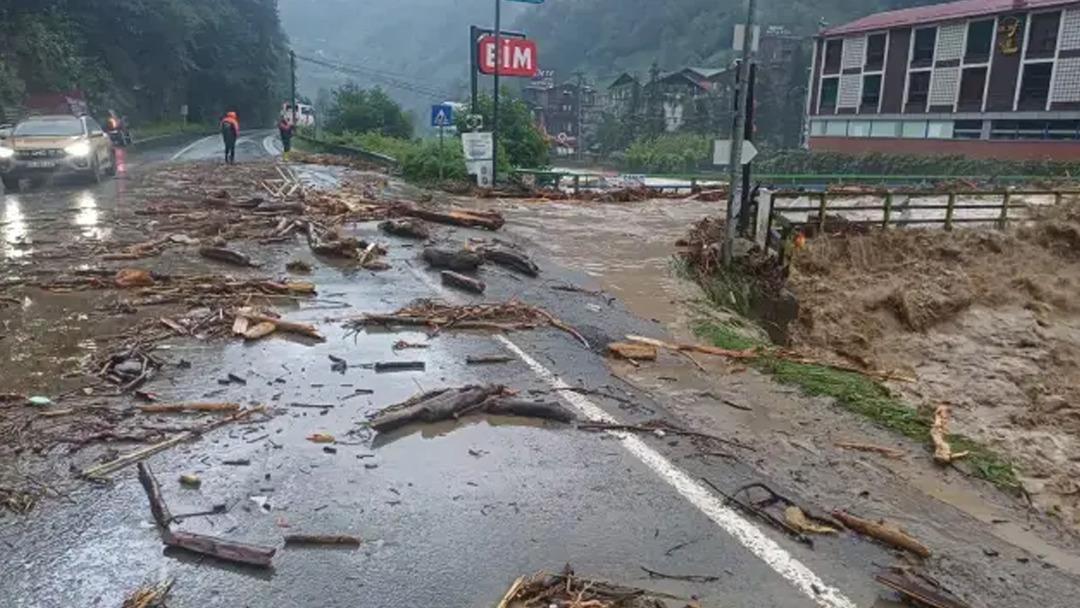 Rize kabusu yaşıyor! Köprü ve yol çöktü, Ayder Yaylası yolu ulaşıma kapandı... Meteoroloji den kritik uyarı 2