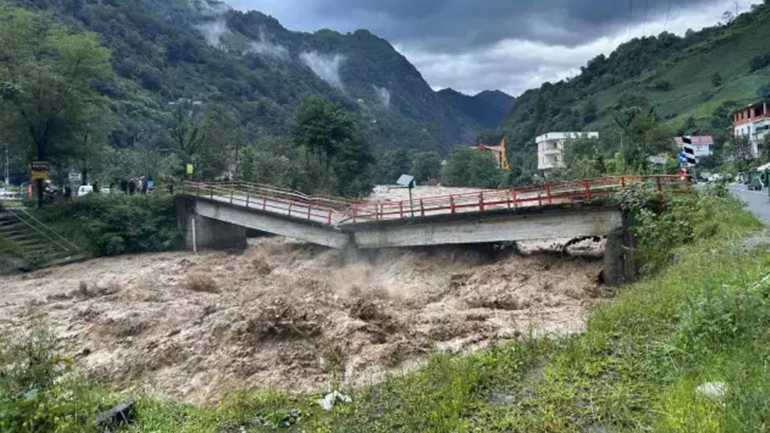 Rize kabusu yaşıyor! Köprü ve yol çöktü, Ayder Yaylası yolu ulaşıma kapandı... Meteoroloji den kritik uyarı 3